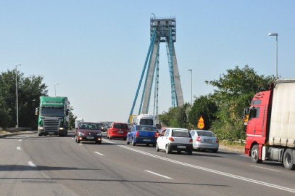 Podul de la Agigea - monitorizat săptămânal. Motivul pentru care se circulă bară la bară: mentenanţa elementelor de susţinere nu a fost făcută corespunzător